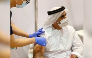 وزیر کشور امارات درحال تزریق واکسن کرونا (+عکس)