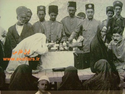 معاینه مردم در شیراز توسط پزشک نظامی 1