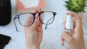 تمیز کردن شیشه‌ی عینک
