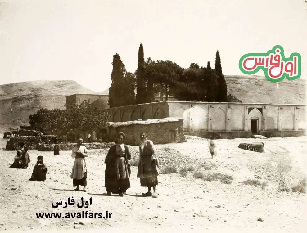 عکسی زیبا و یادگاری از محوطه بیرونی آرامگاه سعدی در 1دوره