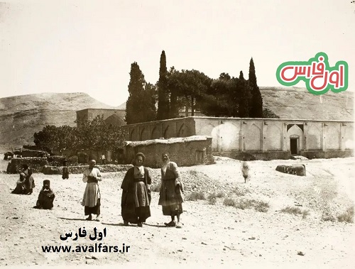 عکسی زیبا و یادگاری از محوطه بیرونی آرامگاه سعدی در دوره Copy