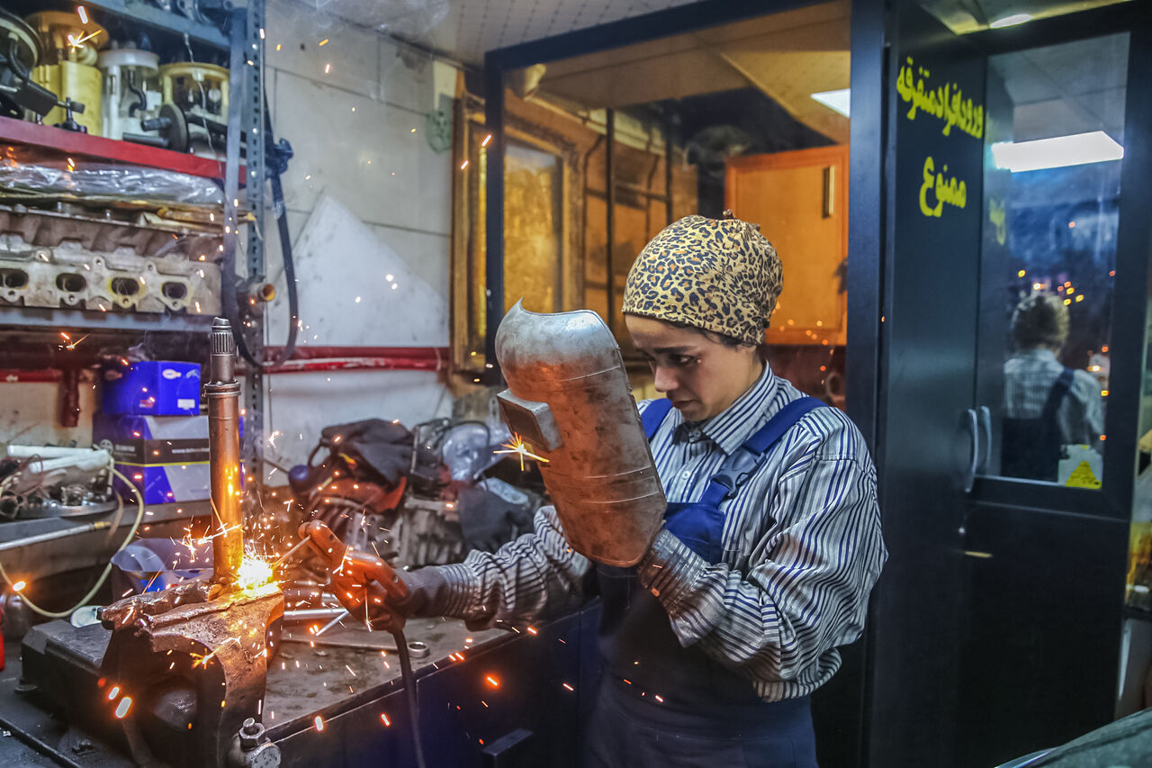 Two Iranian Girls Training to Become Mechanics 17
