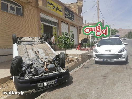 لحظه چپ شدن خودروی پراید در شهرک گلستان شیراز