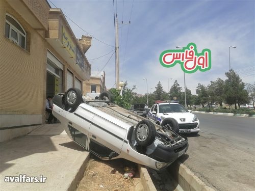 لحظه چپ شدن خودروی پراید در شهرک گلستان شیراز