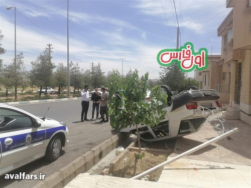 لحظه چپ شدن خودروی پراید در شهرک گلستان شیراز