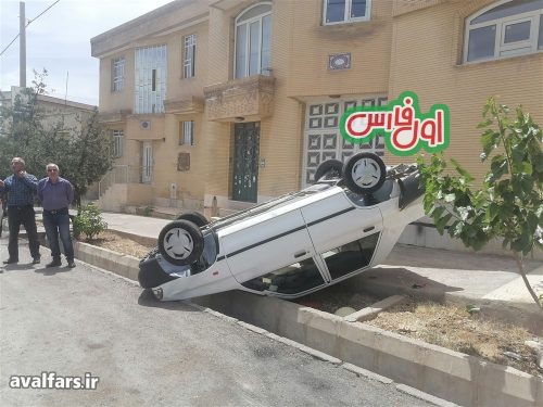 لحظه چپ شدن خودروی پراید در شهرک گلستان شیراز