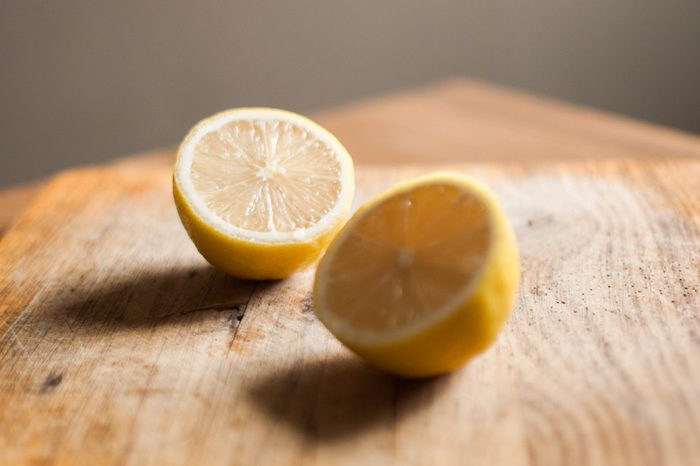 یک لیمو روی تخته برش چوبی