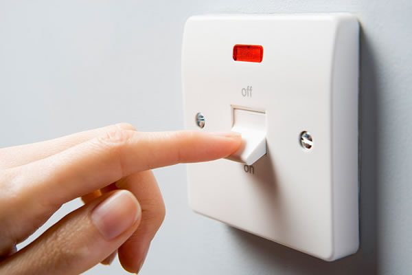 اعتراض نماینده شیراز و زرقان به نرخ تعرفه برق خانگی در شیراز