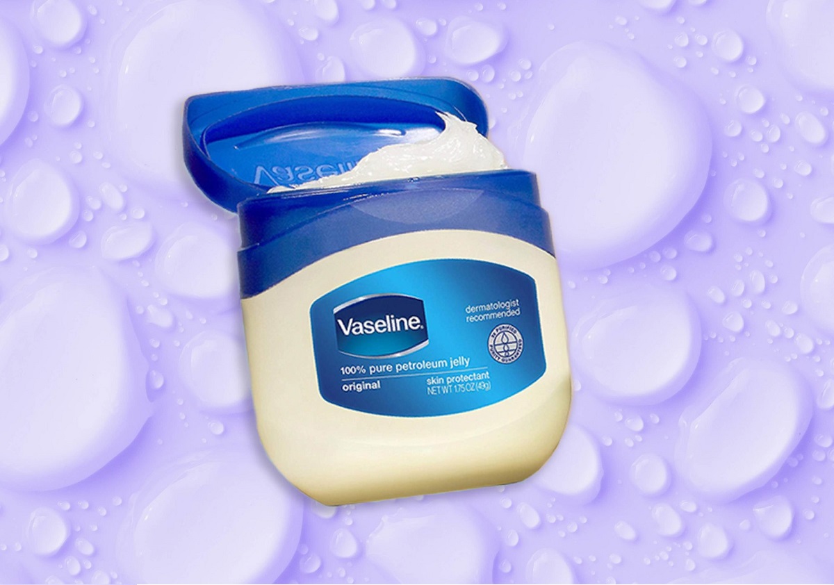 2.3 Klog Featured Image Heres What Happens When You Use Vaseline as a Moisturizer 02 scaled 1 1