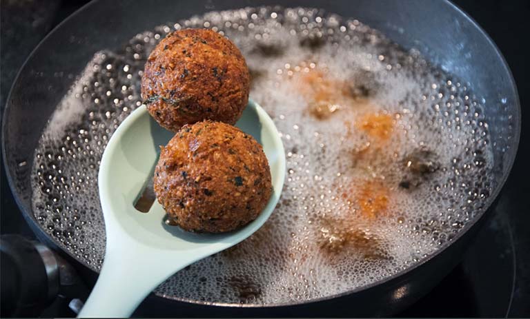 کف کردن روغن نشانه چیست ؟ عوارض و روش جلوگیری از کف کردن روغن