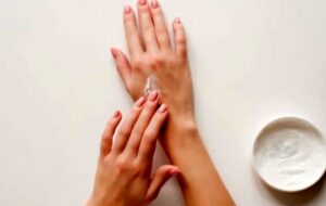 ۱۳روش کاملا موثر و طبیعی برای درمان خشکی دست