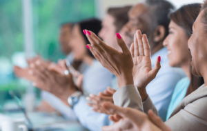 ۱۲نشانه اصلی که تحسین دیگران به شما را بیان می کند