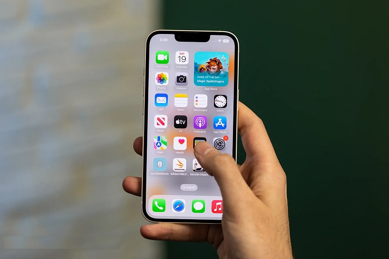2022 11 apple iphone 14 on his hands