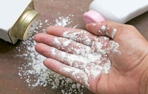 ۱۸ کاربرد جالب پودر بچه برای بزرگسالان که نمی دانستید