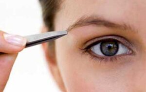 ۷ اشتباه مهم برداشتن ابرو که خانم ها مرتکب می شوند