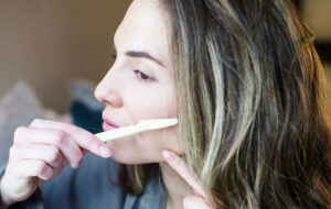 مزایا و معایب اصلاح صورت با تیغ برای زنان + نحوه صحیح انجام آن