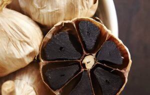 سیر سیاه چیست؟ ۷ خاصیت باوردنکردنی سیر سیاه برای سلامتی