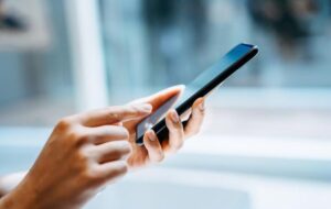 ۱۰ راه ساده برای در امان ماندن از تشعشات تلفن همراه که باید جدی بگیرید