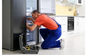 دلیل داغ شدن بدنه یخچال چیست و چگونه می توان از آن جلوگیری کرد؟