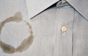 چگونه می توان لکه روغن ماشین را از روی لباس و زمین پاک کرد؟