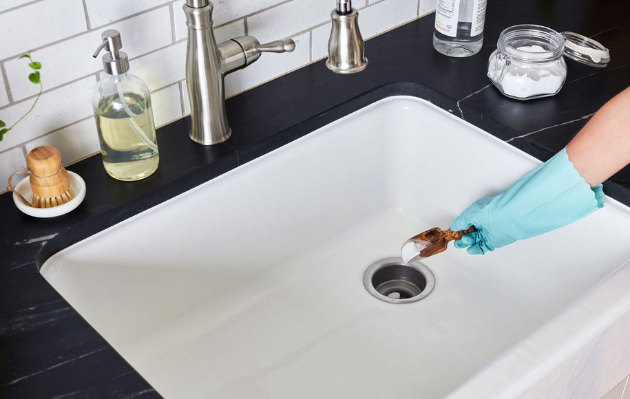 How to unclog pipes with vinegar and baking soda 2