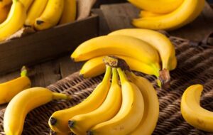 ۸ماده غذایی که هرگز نباید با موز خورده شوند