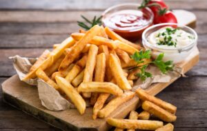 ۳ ترفند جادویی برای خوشمزه و ترد تر شدن سیب زمینی سرخ کرده مثل رستوران ها