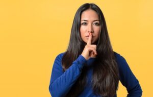 ۷ موردی که هرگز نباید در مورد آنها با دیگران سخن بگویید