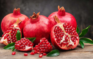 خوشحالی کارگران از شروع به کار دوباره واحد فرآوری انار در نی ریز