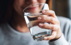 ۷ دلیل احساس تشنگی مکرر که باید حواس تان باشد