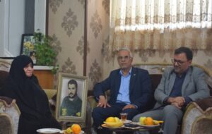 دیدار کارکنان بانک قرض الحسنه مهر ایران استان فارس با خانواده شهید در شیراز