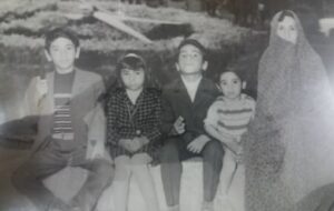 حکایت این عکس یادگاری خانوادگی در فلکه ساعت شیراز ۵۴ سال پیش