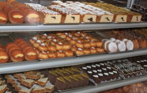 وزن کردن همزمان شیرینی و جعبه توسط قنادی‌ها تخلف است ،گزارش کنید