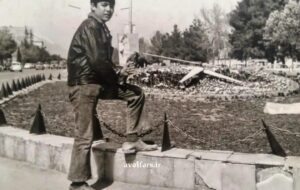 عکس یادگاری یک جوان با ساعت گل شیراز دهه ۱۳۴۰