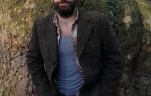 این مرد ۱۵ سال است بدون یک تومان پول و تکنولوژی زندگی می کند+بیوگرافی و تصاویر