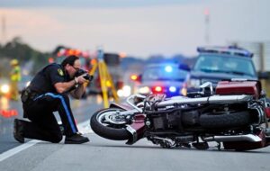 به این گروه از موتورسواران کلاه ایمنی رایگان داده می شود