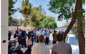 در تجمع اهالی این شهرک مقابل استانداری: بعد از ۳۰ سال آب لوله‌کشی نداریم