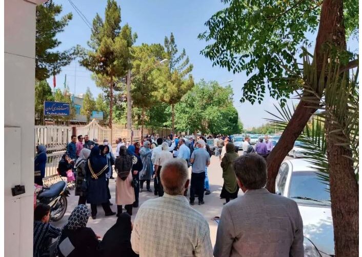 در تجمع اهالی این شهرک مقابل استانداری: بعد از ۳۰ سال آب لوله‌کشی نداریم