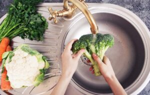 ۴ روش اصولی شستن کلم بروکلی و از بین بردن کرم های آن