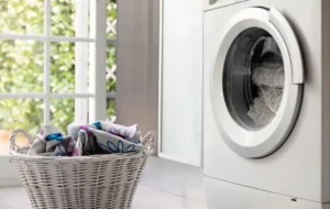 ۷ دلیلی که باعث چروک شدن لباسها در ماشین لباسشویی می شود
