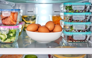 ۱۱ ماده غذایی در یخچال که باید بلافاصله دور ریخته شوند
