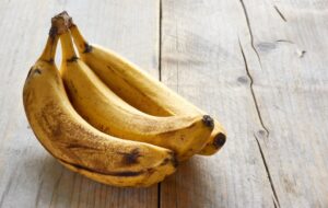 ۶ ترفند جالب که از سیاه شدن موز جلوگیری می کند
