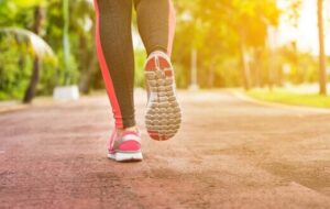 ۱۱ فایده مهم و شگفت انگیز پیاده روی برای سلامت
