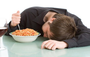 ۶ خطر بسیار جدی که خوابیدن بلافاصله بعد از غذا خوردن به همراه دارد