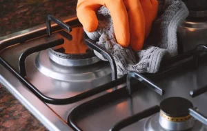 ۵ ترفند برای تمیز کردن سه سوته چدن اجاق گاز