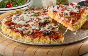 طرز درست کردن پیتزا با نودل بدون فر که همه بگن چه خوشمزه !