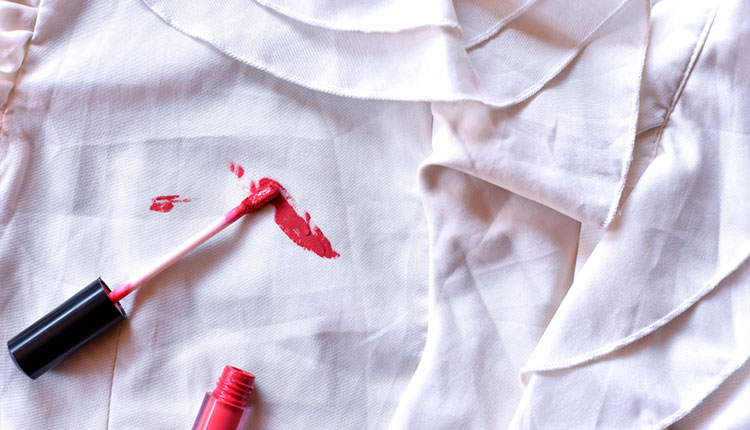 7 راهکار سریع و ساده برای پاک کردن لکه رژلب از روی لباس 8 پاک کردن لکه رژلب