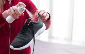 ۱۱ شیوه‌ طبیعی برای از بین بردن بوی بد کفش