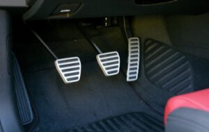 چند مشکل رایج پدال گاز و ترمز خودرو که ساده اما خطرناک هستند