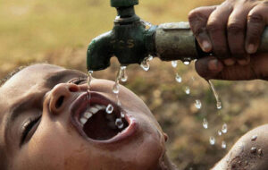 مردم یکی از شهرهای استان فارس ۱ هفته است آب ندارند/ نوش داروی بعد از مرگ استاندار